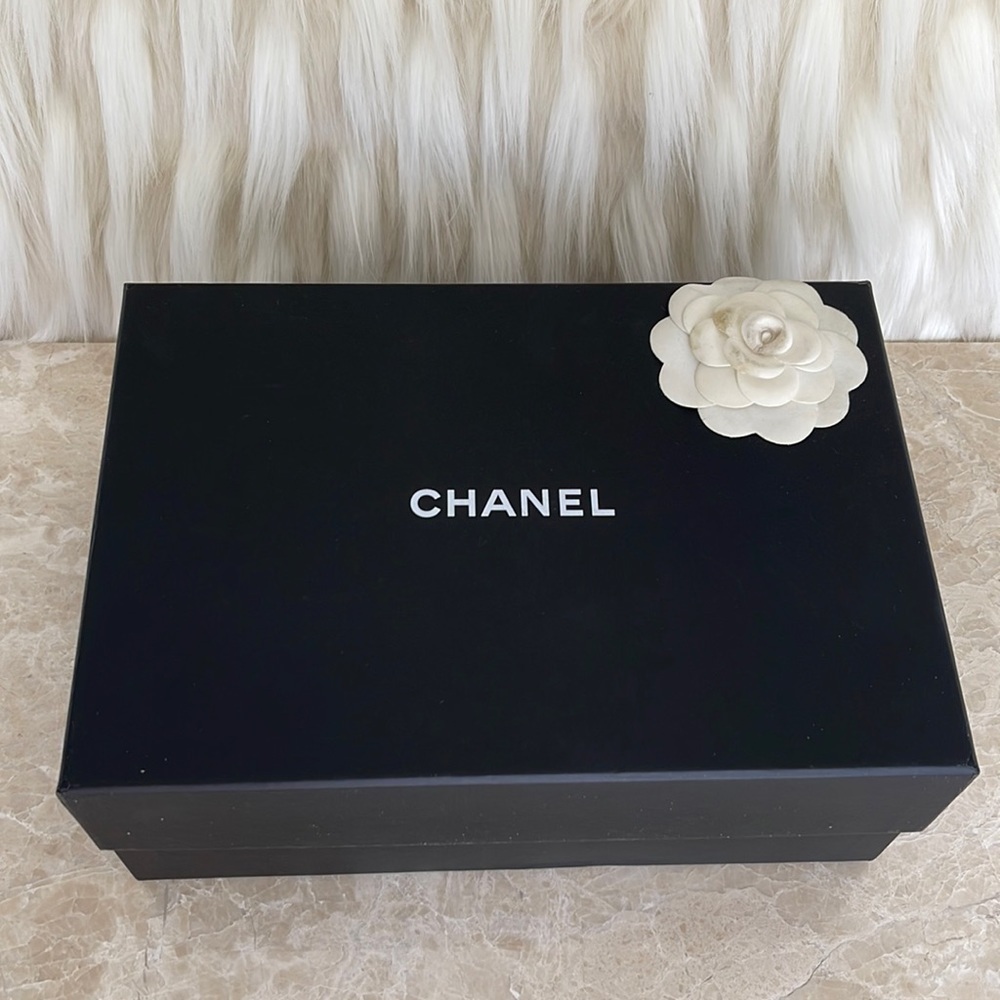 CHANEL Authentic 100% Luxurious Lamb leather bag - Picture 16 of 16